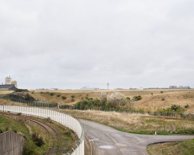 La jungle de Calais, photo de la série "Où l'ont fait de l'argent : les surfaces du capital algorithmique"