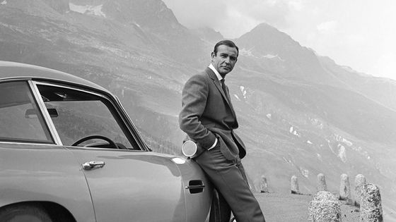 Sean Connery à coté de son Aston Martin DB5 dans le film 'Goldfinger' en 1964. ©Getty - Donaldsson collection