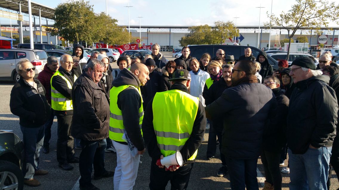 Un peu partout, comme ici à Montélimar, on s'organise pour la grande manifestation du 17 novembre contre la hausse du prix des carburants. Les partis évidemment y pensent aussi