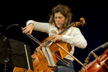 La violoncelliste Sonia Wieder-Atherton, en concert, au Carrousel du Louvre le 15 mai 2011 à Paris. La violoncelliste Sonia Wieder-Atherton, en concert, au Carrousel du Louvre le 15 mai 2011 à Paris.