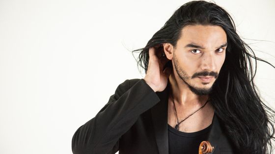 Nemanja Radulovic, violoniste : Baïka réunit Shéhérazade de Rimski-Korsakov (arr. cordes Sedlar) & le concerto de Khatchatourian (Deutsche Grammophon). Ce concerto à Paris le 13 décembre 2018 - photo by Lukas Rotter / DG