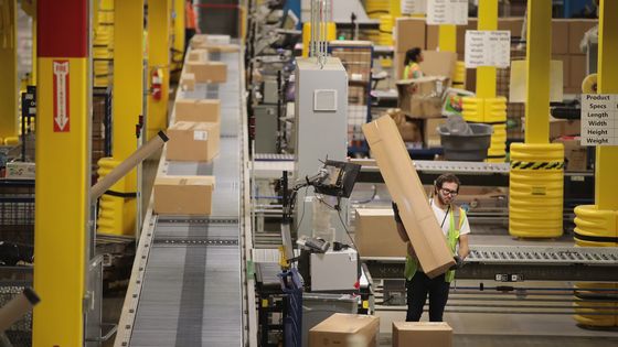 2017 dans l'Illinois : Les travailleurs emballent et expédient les commandes des clients au centre de traitement des commandes Amazon de 230 km2 ©Getty - Scott Olson