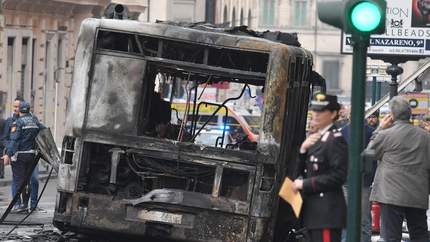 L’épave d’un bus de la compagnie Atac calciné par un incendie accidentel au cœur de Rome (8 mai 2018)