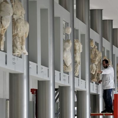 Un restaurateur à l'oeuvre sur un fragment d'une des métopes sud du temple du Parthénon, Musée de l'Acropole d'Athènes, 5 décembre 2011