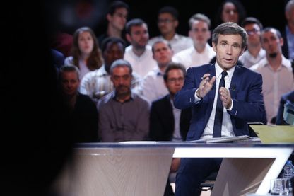 David Pujadas, journaliste français, reporter et présentateur de JT. Depuis le 28 août 2017, il présente sur LCI l'émission "24h Pujadas, l'info en questions" ! David Pujadas, journaliste français, reporter et présentateur de JT. Depuis le 28 août 2017, il présente sur LCI l'émission "24h Pujadas, l'info en questions" !