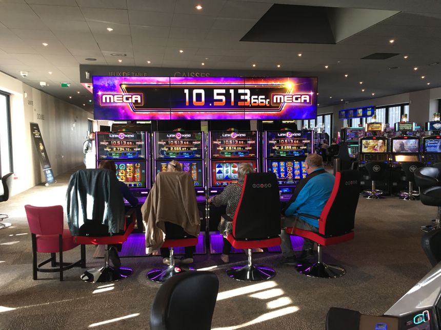Lundi, 11h du matin, déjà une trentaine de personnes tapent frénétiquement sur les boutons des machines à sous pour tenter de remporter le jackpot.