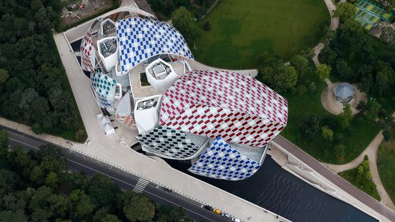 La Fondation Vuitton (conçue par Franck Gehry, et ici habillée par Daniel Buren) a couté 790 millions €, soit 8% de la dépense fiscale de l'Etat liée au mécénat d'entreprise, selon la Cour des Comptes (citée par les Echos). ©AFP - Thomas SAMSON
