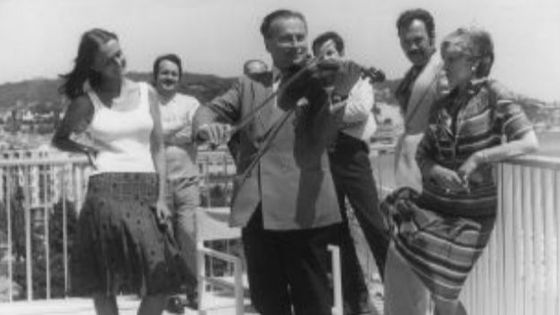 Henryk Szeryng jouant pour des amis à l'Hotel Meridien à Nice le 3 juillet 1975. ©Getty - Keystone / Hulton Archive