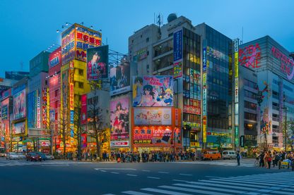 Quartier d'Akihabara à Tokyo (Japon), connu pour ses nombreuses boutiques d'électronique et de mangas. Quartier d'Akihabara à Tokyo (Japon), connu pour ses nombreuses boutiques d'électronique et de mangas.