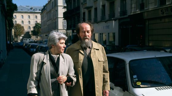 Alexandre Soljenitsyne et son épouse à Paris en 1993 ©Getty - Pascal J Le Segretain