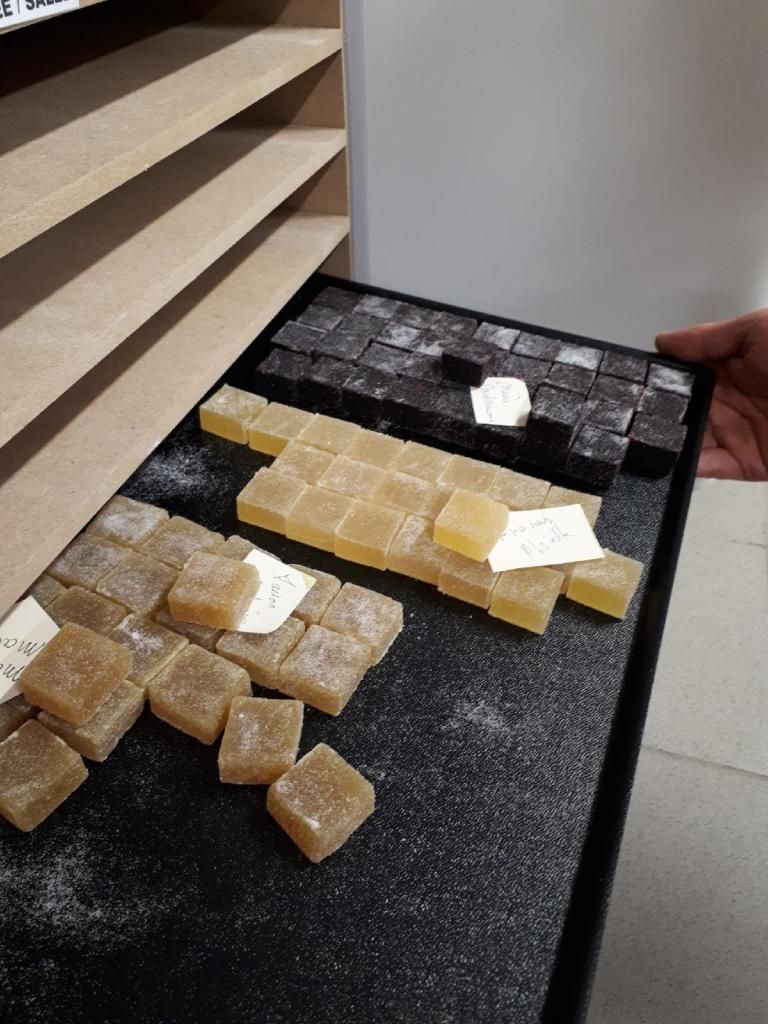 Des nougats tout juste fabriqués dans le laboratoire
