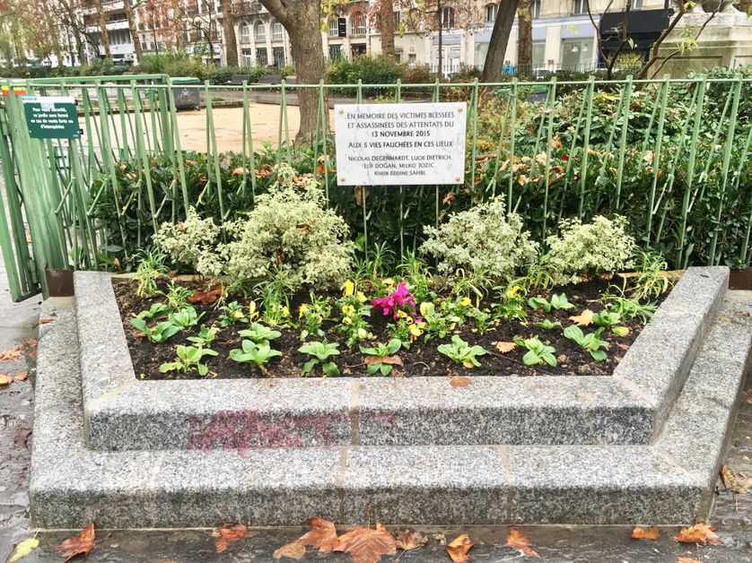 Longtemps cachée par les motos garées sur le trottoir, la plaque en mémoire des victimes du bar « La Bonne Bière » a été entourée d’un socle en ciment.