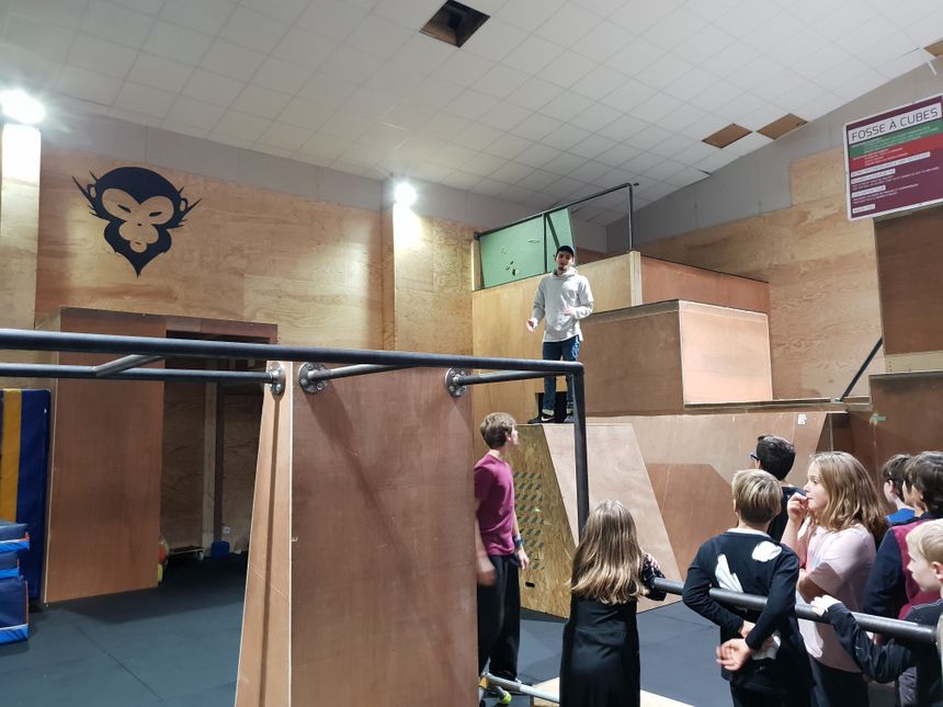 Les coachs diplômés encadrent l'activité chez Simiiform à Bruges