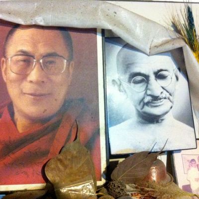 Le Dalaï-lama et Gandhi, même combat : la non-violence.