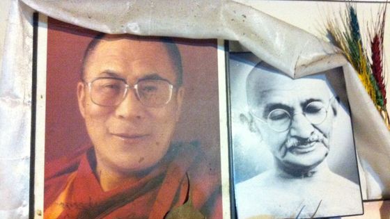 Le Dalaï-lama et Gandhi, même combat : la non-violence. ©Radio France - Gilles Mardirossian
