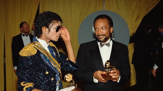 Michael Jackson et Quincy Jones en 1984 à la 26ème cérémonie des Grammy Awards ©Getty - William Nation