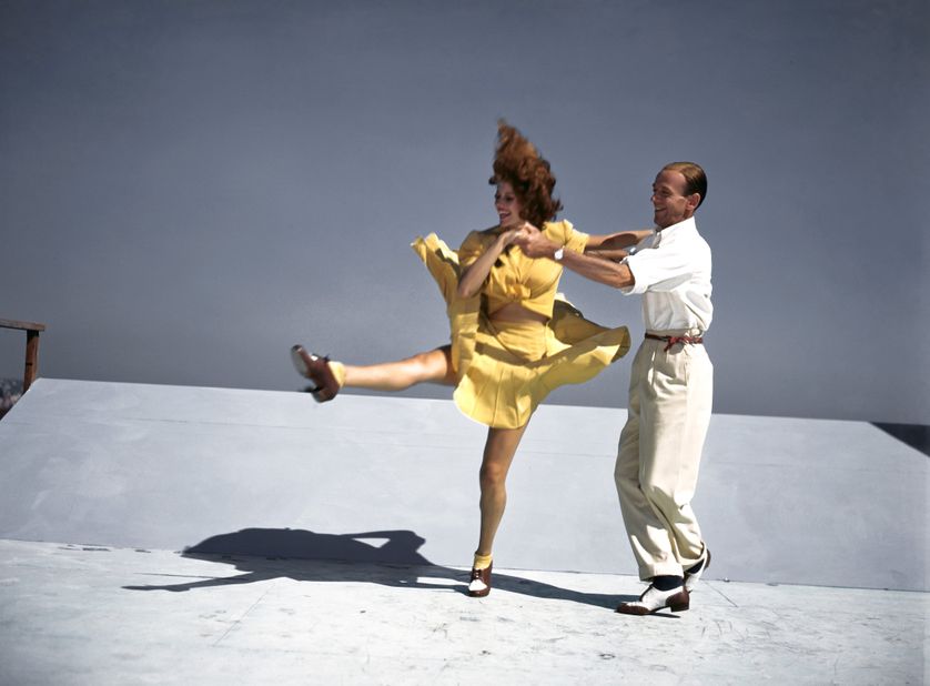 Rita Hayworth et Fred Astaire répètent une scène du film musical You Were Never Lovelier (Ô toi ma charmante) réalisé par William A. Seiter en 1942 sur le toit de la Columbia à Los Angeles en Californie