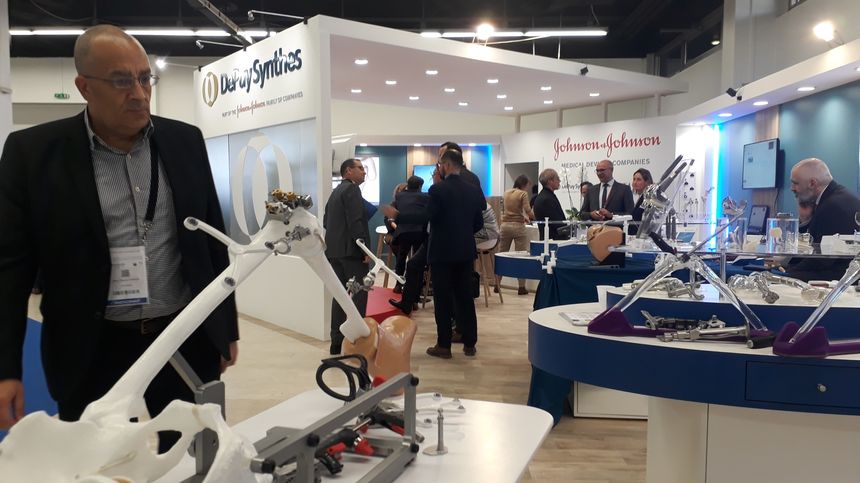 Les principaux industriels du secteur de l’orthopédie louent des stands lors des congrès, comme ici à celui de la Sofcot, à Paris, en novembre 2018