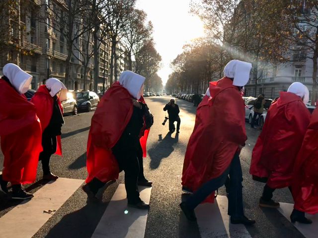 Défilé des servantes écarlates contre la fermeture de la maternité du Blanc.