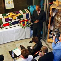 Dépouille et moulage du corps de Saartjie Baartman, surnommée la "Vénus hottentote" lors de la cérémonie de remise des restes de cette femme à son pays d'origine, ambassade d'Afrique du Sud à Paris, 29 avril 2002