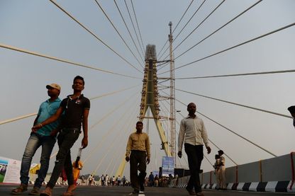 Le long du «Signature Bridge» avant la cérémonie d'inauguration à New Delhi le 4 novembre 2018. Le long du «Signature Bridge» avant la cérémonie d'inauguration à New Delhi le 4 novembre 2018.