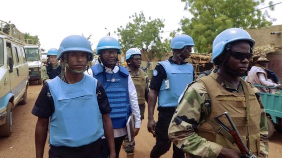 Des soldats de la MINUSMA patrouillent dans la ville de Konna ©AFP - ISMAEL DIALLO