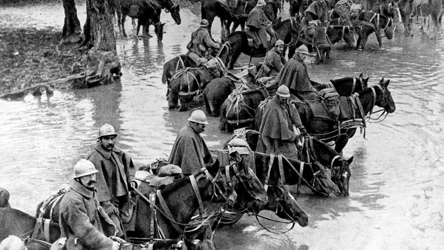 La cavalerie française traversant un lac, Verdun (1916).