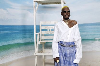 Le DJ et producteur de musique électronique, qui a relancé le "voguing" en France : Kiddy Smile (lors du défilé de prêt-à-porter Chanel, printemps-été 2019 au Grand Palais, à Paris, le 2 octobre 2018) Le DJ et producteur de musique électronique, qui a relancé le "voguing" en France : Kiddy Smile (lors du défilé de prêt-à-porter Chanel, printemps-été 2019 au Grand Palais, à Paris, le 2 octobre 2018)