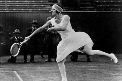Suzanne Lenglen, joueuse de tennis française (1899-1938), première star internationale du tennis féminin, vainqueure de la médaille d'or aux Jeux Olympiques de 1920 (Anvers, Belgique) Suzanne Lenglen, joueuse de tennis française (1899-1938), première star internationale du tennis féminin, vainqueure de la médaille d'or aux Jeux Olympiques de 1920 (Anvers, Belgique)