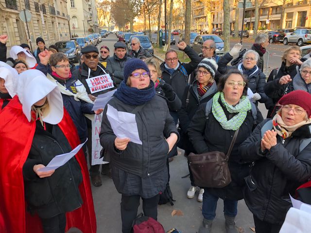 Défilé des servantes écarlates contre la fermeture de la maternité du Blanc.