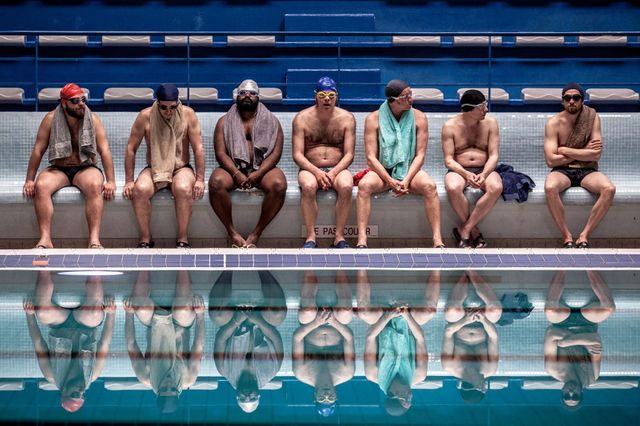 Scène du “Grand Bain”, comédie dramatique écrite et réalisée par Gilles Lellouche avec Benoît Poelvoorde, Philippe Katerine, Mathieu Amalric, Guillaume Canet, Virginie Efira, Marina Foïs, Leïla Bekhti…