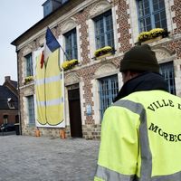 La mairie de Morbecque a affiché un grand gilet jaune sur sa façade, en soutien aux protestations contre la hausse des prix du gazoil