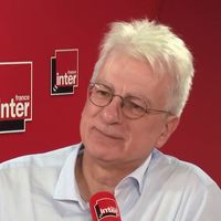 Dominique Bourg au micro de Nicolas Demorand