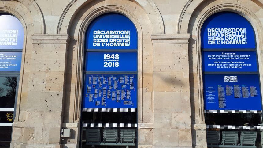 La façade de la gare criblée d'impacts de balles datant de la première guerre mondiale.