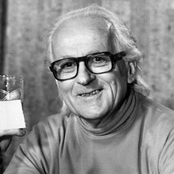 Le militant écologiste René Dumont pose, en avril 1974, avec un verre d'eau lors de sa campagne électorale pour l'élection présidentielle de mai 1974.