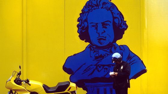 Un policier mettant une amende devant un mur avec Beethoven ©Getty - Getty / ANDREW HOLBROOKE/Corbis
