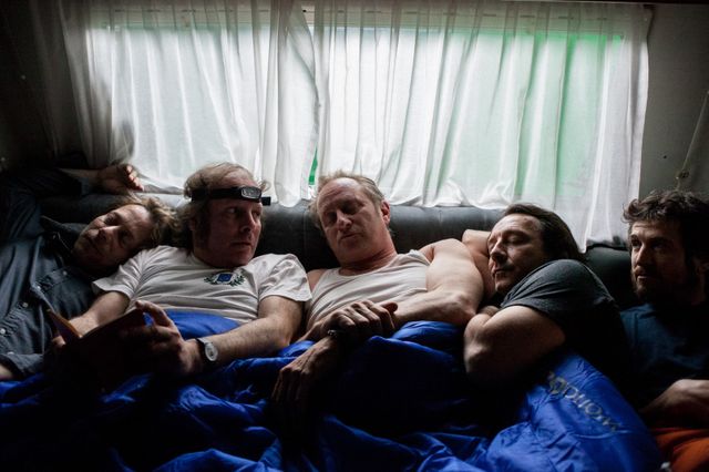 Scène du “Grand Bain”, comédie dramatique réalisée par Gilles Lellouche avec Philippe Katerine, Benoît Poelvoorde, Mathieu Amalric, Guillaume Canet, Virginie Efira, Marina Foïs, Leïla Bekhti…