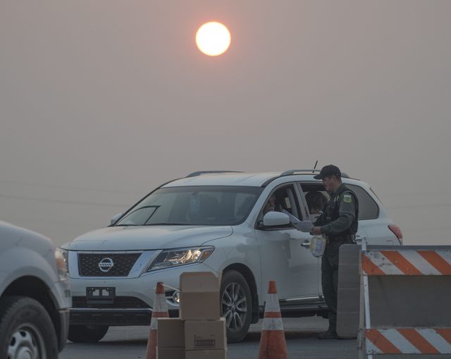 Incendie en Californie : distribution de masques aux habitants partant chercher des objets personnels dans les décombres