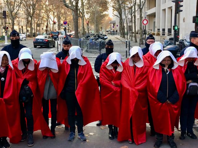 Défilé des servantes écarlates pour défendre la maternité du Blanc.