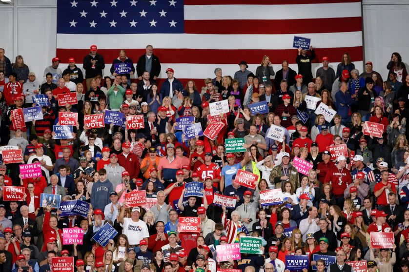 Le président Trump tient un meeting à Indianapolis avant les élections de mi-mandat
