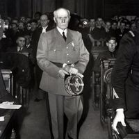 Le Maréchal Philippe Pétain arrive dans la salle d'audience lors de son procès durant l'été 1945.
