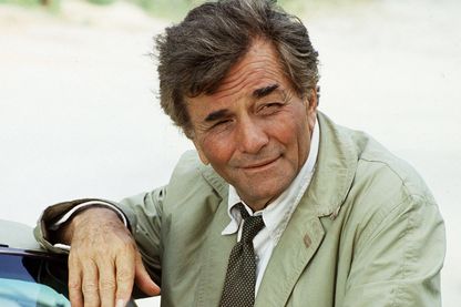 Peter Falk a interprété le lieutenant Columbo de 1968 à 2003 (avec une pause entre 1978 et 1989, pendant laquelle il s'est consacré au cinéma). Peter Falk a interprété le lieutenant Columbo de 1968 à 2003 (avec une pause entre 1978 et 1989, pendant laquelle il s'est consacré au cinéma).