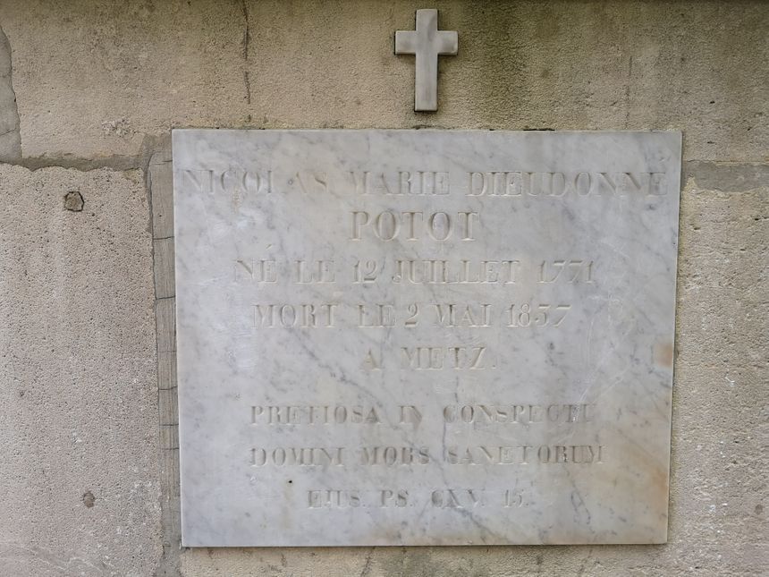 La plaque sur le monument