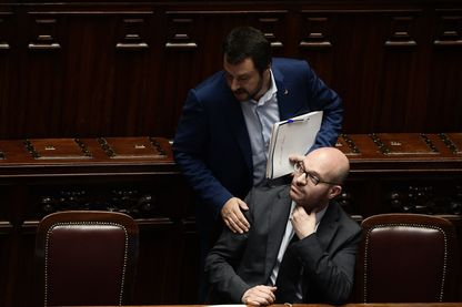 Le ministre de la Famille et du Handicap Lorenzo Fontana, (assis) avec le Premier Ministre Matteo Salvini (6 juin 2018) Le ministre de la Famille et du Handicap Lorenzo Fontana, (assis) avec le Premier Ministre Matteo Salvini (6 juin 2018)