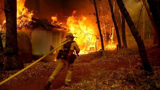 Face aux catastrophes (ici le gigantesque incendie qui a ravagé la ville de Paradise en Californie) les efforts humains semblent parfois dérisoires. ©AFP - JUSTIN SULLIVAN