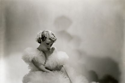 L'actrice française Annabella photographiée en 1920 pour le magazine "Vogue" L'actrice française Annabella photographiée en 1920 pour le magazine "Vogue"