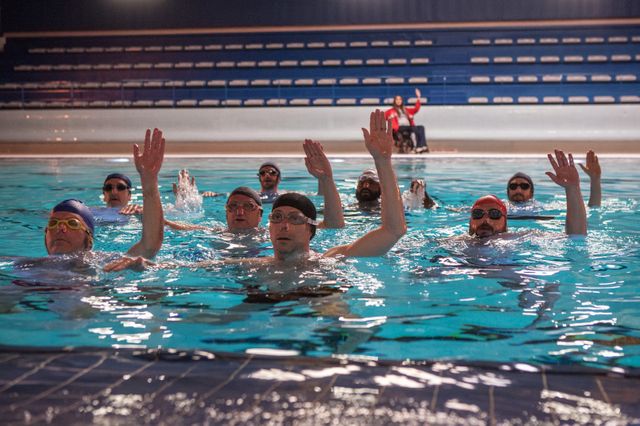 Scène du “Grand Bain”, comédie dramatique réalisée par Gilles Lellouche avec Philippe Katerine, Benoît Poelvoorde, Mathieu Amalric, Guillaume Canet, Virginie Efira, Marina Foïs, Leïla Bekhti…