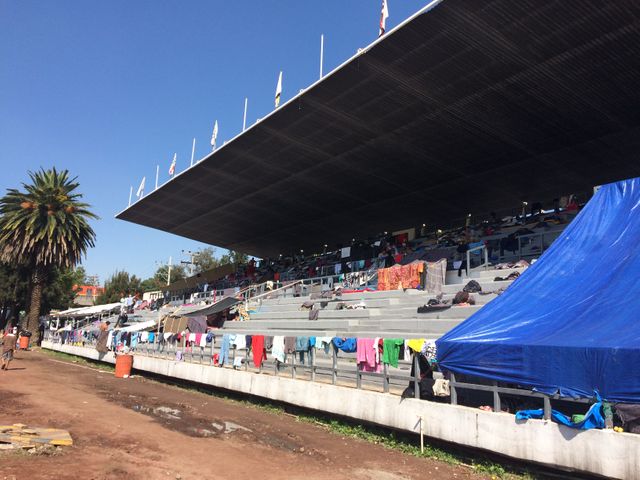 Environ 5500 personnes sont hébergées dans des tentes installées par les autorités locales dans le stade Palillo Martínez, près de l’aéroport de Mexico