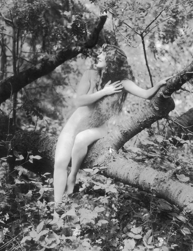 La nageuse et actrice australienne Annette Kellerman (1886-1975), dans le film muet “A Daughter of the Gods”, d'Herbert Brenon, en 1916. Scène de nudité qui a fait vive polémique à l'époque !