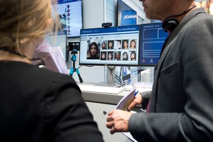 Dans l'expérimentation, les voyageurs non européens devront répondre à des questions face à une webcam Dans l'expérimentation, les voyageurs non européens devront répondre à des questions face à une webcam